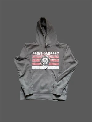  Saint Laurent hoodie - Snygg grå hoodie från Saint Laurent i storlek S perfekt för dig som vill köra lite schyssta lager på outfiten i vår 🍃