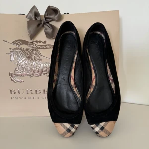 Burberry ”Haymarket Check Suede Ballerinas”. Storlek 38. - Burberry ”Haymarket Check Suede Ballerinas”. Storlek 38. Beställda från Burberrys hemsida 2013. Skorna är i mycket bra skick då de använts 1–2 gånger. 