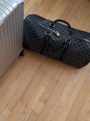 Louis Vuitton keepall - Köptes år 2023 i vesitaire . Användes endast 1 resa . Perfekt för resor och även gym 😊har nycklar till låset kvar 