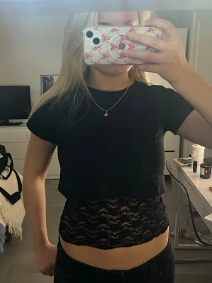 Spets topp med T-shirt  - Superfin spets topp med crop top! Båda för 70kr, men hör av er om ni intresserade att bara köpa en av de💕 storlek 146/152 på crop toppen och storlek 158/164 på spets toppen, men skulle säga att de passar xs