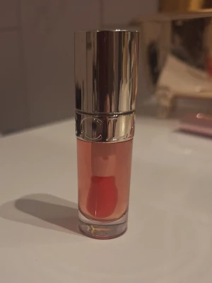 Clarins Lip Comfort Oil - Säljer Clarins Lip Oil  i en snygg coral-rosa nyans, 04. Perfekt för dig som vill ha återfuktade, glansiga läppar med en lätt rosa färg. Helt oanvänt! Säljer då de bara legat i lådan. Pris kan diskuteras 🫶 Köpte den ny för 250kr.