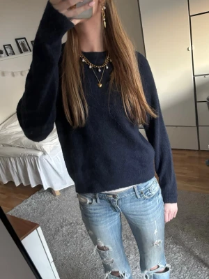 Mörkblå stickad tröja - Mysig mörkblå stickad tröja från Zara💕 använd en gång