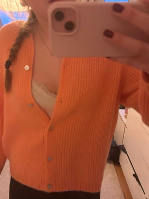 HELT NY Korall stickad kofta - Säljer en HELT NY jättefin korall stickad kofta! Prislapp kvar! Perfekt nu till våren och sommaren