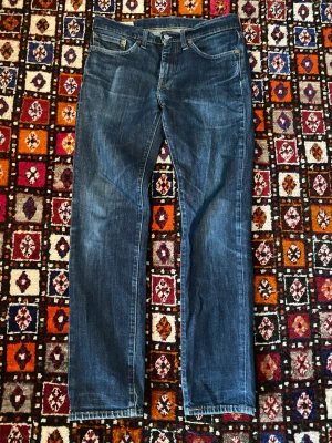 Straight fit Levis jeans W31 L32 - Sjukt snygga och simpla straight fit Levis jeans som passar otroligt bra, fade håller på att komma in och det är upp till dig att fortsätta dem! Hör av dig vid frågor om jeansen! 