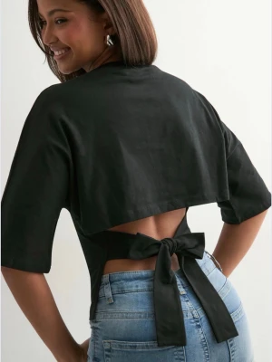 Open back tie tee  - Trendig svart croppad topp med korta ärmar och snygg knytning i ryggen från Nelly. Perfekt för sommaren!💛Orginalpriset ligger på ca 130 just nu. Tar gärna emot prisförslag!!💛