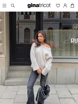 One shoulder stickad tröja  - Säljer den här slutsålda stickade tröjan från Gina Young i storlek 158/164. Den är oanvänd och har prislappen kvar💘