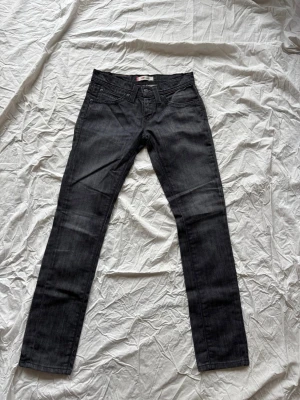 Levis 481 - Grå jeans från Levis i modell 481 (slim fit). Uppskattad storlek 30/32. Bra skick! Skriv vid frågor!
