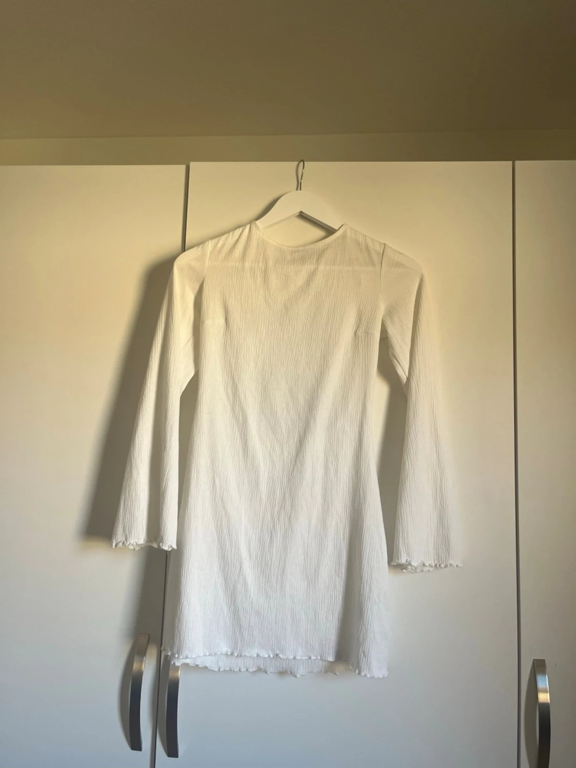 Vit långärmad kortklänning med knyt - 1