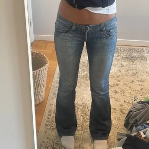 Supersnygga jeans från Only! - Low waist jeans från Only, är i bra skick. Säljer för att de inte passar mig längre tyvärr 🥲Ca 37cm rakt över midjan o cirka 73cm innerbenslängd ❤️
