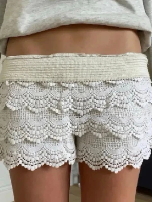 Beiga spetsshorts  - Säljer ett par oanvända beiga shorts med virkade spetsdetaljer. Passar xs/s💓