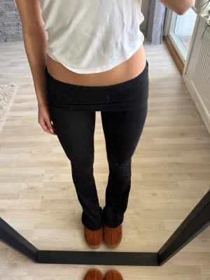 Svarta bootcut leggings med låg midja - Säljer ett par svarta leggings med bootcut och låg midja. De är största storlek på barnavdelningen, men sitter som en xs💕