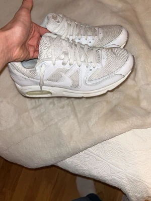 Vita Nike Air Max sneakers - Super snygga skor inför sommaren, bara att skriva vid frågor använda 3 gånger.
