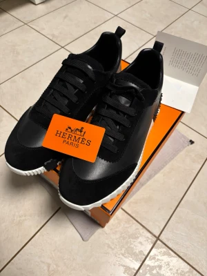 H sneakers  - Säljer ett par H sneakers med box och dunpåse. Skorna är helt nya och oanvända                                   Storlek 44, 