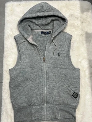 Ralph Lauren väst - Super snygg grå väst från ralph lauren i hoodie material. Mycket bra skick. Inga defeketer eller något. Storlek xs.