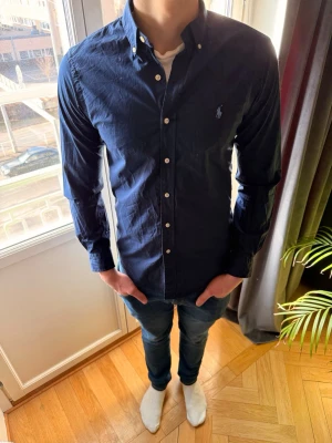 Blå Ralph Lauren Skjorta Slim fit - Säljer en riktigt go ralph lauren skjorta perfekt nu till våren och sommaren nu när det börjar bli varmare. Skjortan är storlek S slim fit och han på bilden är 185 och väger 75 kg. Hör gärna av er vid funderingar mvh Ae💯