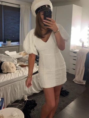 Vit klänning med puffärmar - Säljer min sååå fina eftertraktade klänning från Gina! Passar so bra till studenten och helt som ny med lapp kvar på klänningen💕