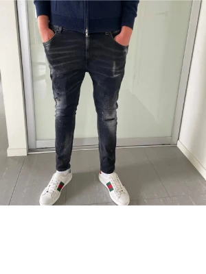 Dondup jeans  - Snygga svarta slim fit jeans från dondup med slitna detaljer och lätt tvättad look. Jeansen har klassisk femficksmodell och dragkedjegylf. Perfekta för en trendig och avslappnad stil.