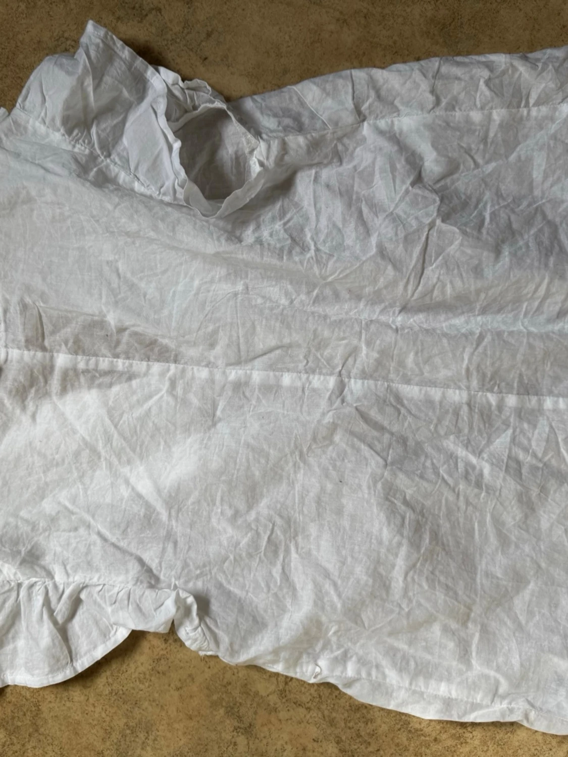 Vit blus med volang från 157 - 2