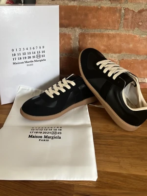 Maison Margiela - Maison margiela gats i storlek 43. De är i nyskick aldrig använda. Box och dustbag medföljer och skorna skickas snabbt!