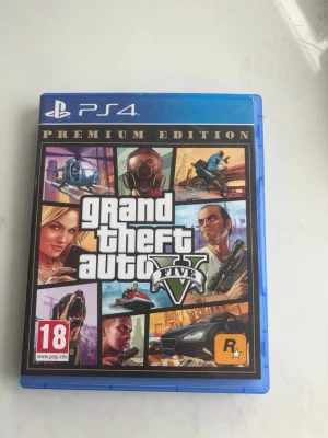 Grand Theft Auto V Premium Edition PS4 - Grand Theft Auto V Premium Edition till PS4. Spelet kommer i ett blått plastfodral med färgstark omslagsdesign och innehåller både skiva och manual. Actionfyllt open world-spel med ikonisk grafik och 18-årsgräns.
