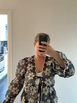 Blommig kofta blus - Ny går att knyta framme