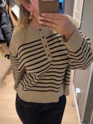 Beige stickad tröja med knappar - Populär tröja från zara🥰