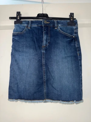 Jeanskjol - Jeanskjol från Pieces kollektion. Passar en xs, men storleken ska vara S. 