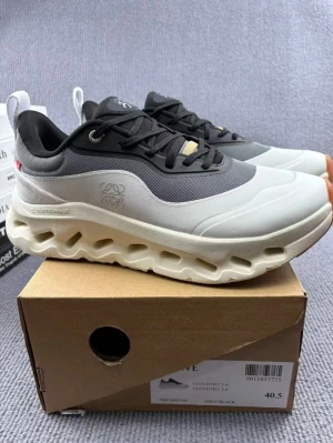 On Loewe!OBS klicka på bilden för att se hela!! - Ett par ONxLoewe skor som är helt nya och kommer med box o tillbehör