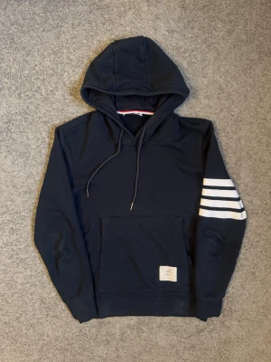 Tb hoodie - Tja säljer nu en riktigt snygg hoodie för endast 559kr! Pris är ej hugget i sten, hör av er i dm vid funderingar 🙌