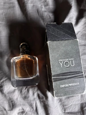Stronger with you Edt 50 ml - Säljer min ganska använda swy för ett billigt pris då den bytts ut mot mer exklusiva parfymer, skulle sikta på att 25 ml är kvar i den därav priset, priset går att diskutera