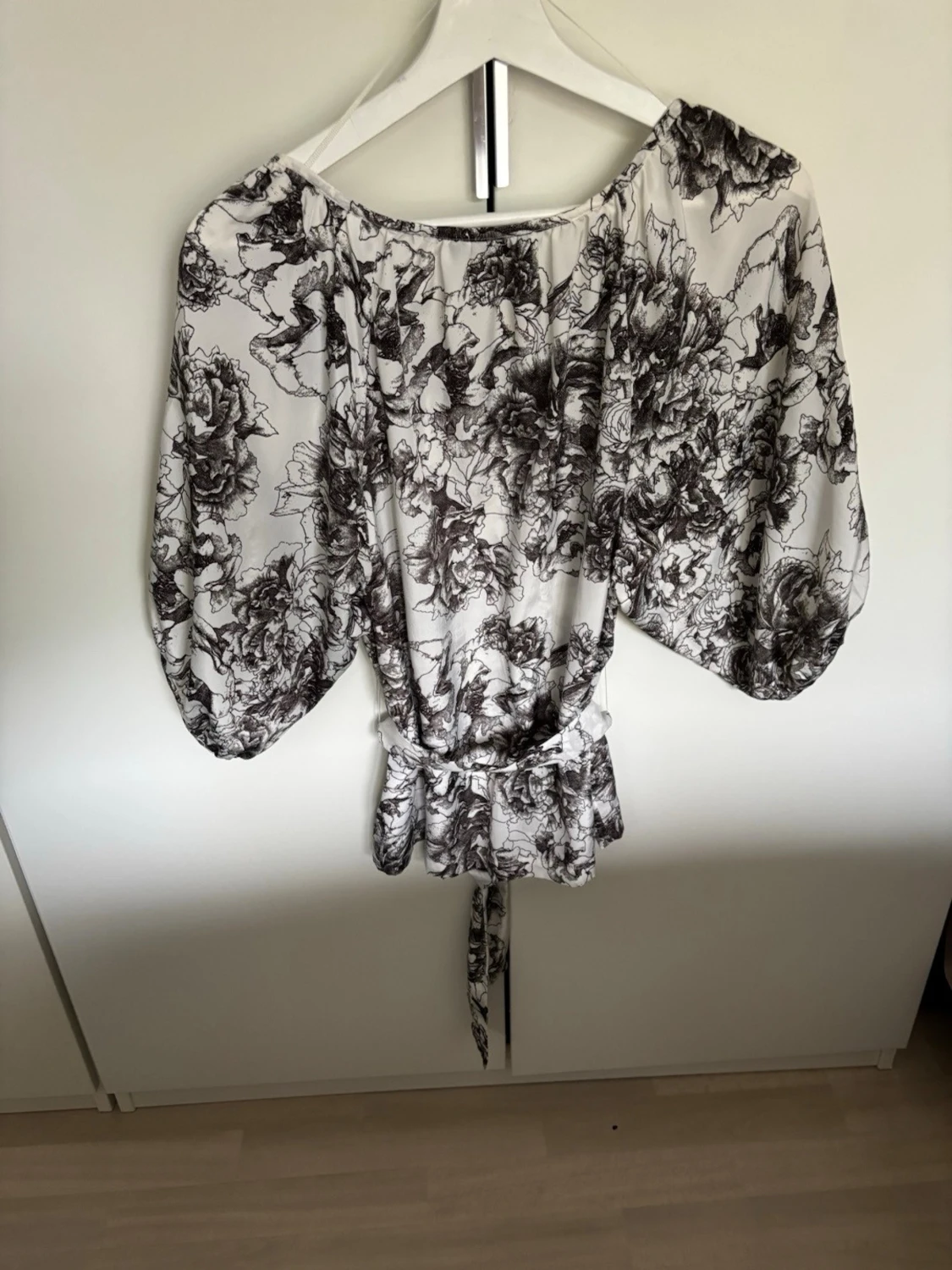 Blommönstrad blus med 3/4 lång ballongärm  - 2