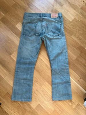 Levis 512 bootcut jeans - Säljer nu dessa jeans i äldre modellen 512 bootcut från Levis som blivit mycket populära nu! As det ljus blå wash i grymt skick! Storlek 36/34 men då de är äldre så är storleken lite skumma- zooma in på måtten på bilderna! Skriv vid frågor 🙏