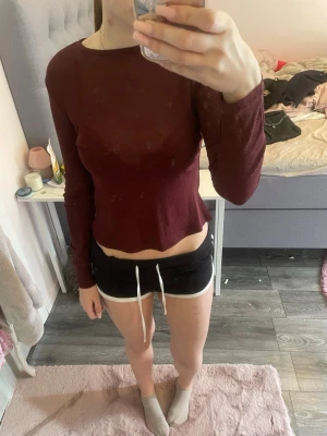 Vinröd långärmad topp - Vinröd långärmad topp i stretchigt material. Toppen är enkel och stilren med rund halsringning, perfekt för dig som gillar en slim fit look. Den är lite stor för mig skulle säga att den sitter mer som en M💗Använt Max 3 gånger💗