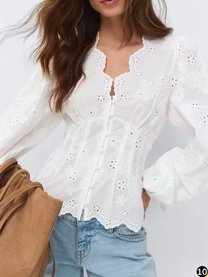 Balloon sleeve blouse från gina  - Superfin, trendig slutsåld vit blus med broderade blommor och hålmönster. Blusen har långärmade puffärmar, figurnära passform och dekorativa knappar framtill. Söt vågig kant nertill och vid halsringningen. Perfekt till jeans för en fräsch look. Prislappen kvar! Bilder tas vid intresse💕 kom med prisförslag 