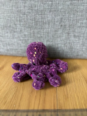 Virkad bläckfisk - Virkad i fluffigt garn, Polyesterfyllning, säkerhetsögon (rekommenderas ej för barn under tre år) 🧶