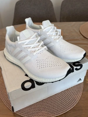 Adidas Ultraboost 1.0 - Adidas Ultraboost 1.0, Skick: 10/10 – helt oanvända, kommer med originalbox. Vid frågor eller intresse, skicka gärna ett DM.