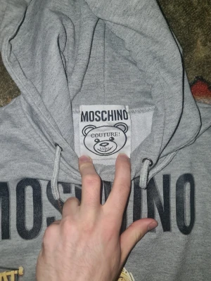 Grå Moschino hoodie med björntryck - Snygg grå hoodie från Moschino.
