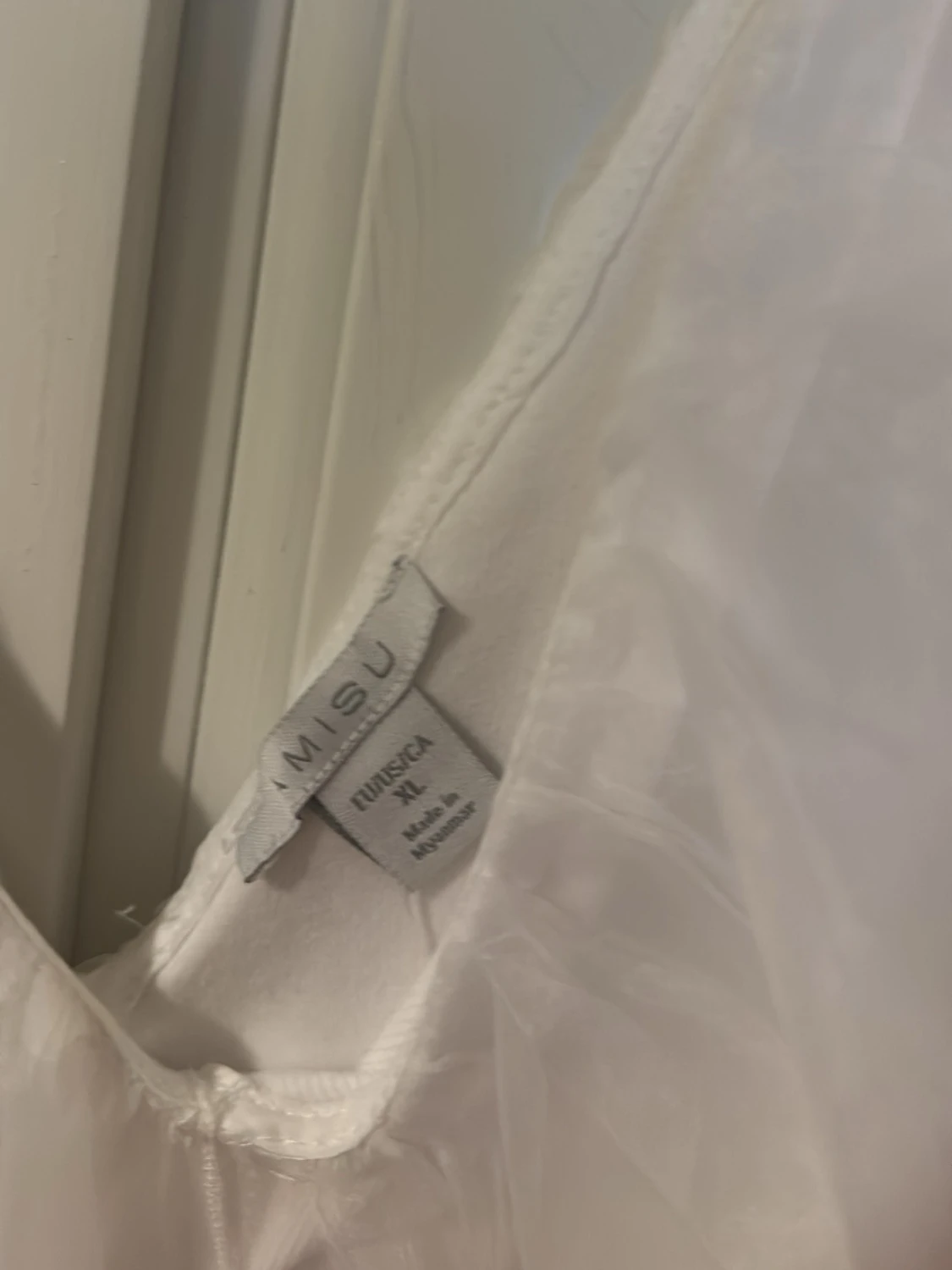 Vit body med volang från MISU - 1