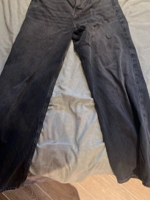 Svarta baggy jeans från Junkyard - Baggy jeans från junkyard gott skick utom sömmen längst ner. Pris kan diskuteras och jag kan skicka fler bilder.