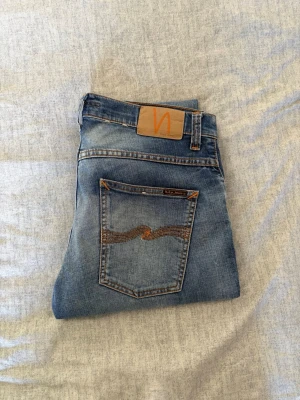 Nudie Jeans Grim Tim - Nudie Jeans Grim Tim i storlek ungefär 32/32. Uppsydda från 32/36 då de va för långa. Ljusblåa. Bara att skriva vid funderingar!