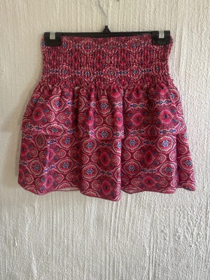 Volangkjol  - Kjol från design by si! Jätte bra skick, passar xs-m. Köpte för 1 år sen men har inte kommit till användning🥰köptes för 489kr tror jag!?