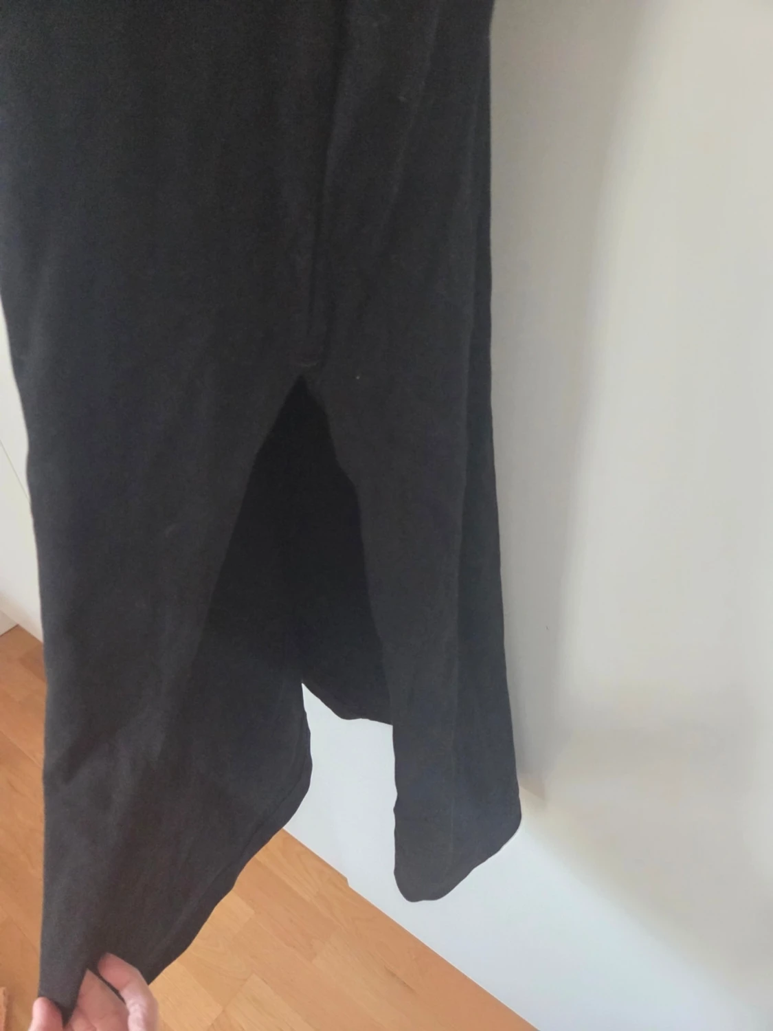 Svart långklänning med slits - 1