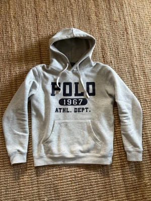 Grå hoodie från Polo Ralph Lauren - Jävligt fet polo Ralph lauren tröja grå.  Riktigt bra pass form och otroligt skön💫💫✌️💯Storlek M