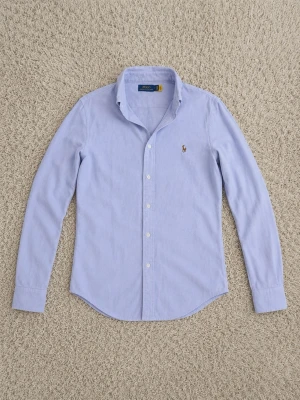 Ralph Lauren Skjorta - Säljer en stilren Ralph Lauren skjorta i Fint skick utan anmärkningar. perfekt till både vardag och lite mer uppklätt.  Storlek: L Passform: Regular fit  Pris kan diskuteras vid snabb affär. Bara att skriva vid frågor eller om du vill ha fler bilder.