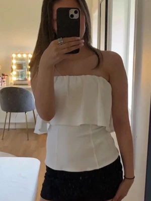 Vit axelbandslös tubtopp - Väldigt populär topp ifrån Zara, perfekt till sommaren!🥰