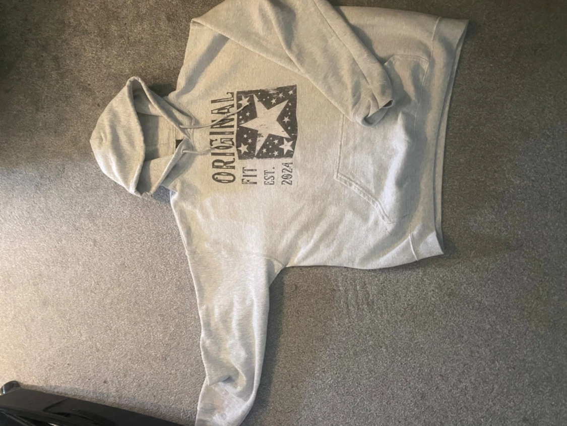 Grå hoodie med tryck och huva