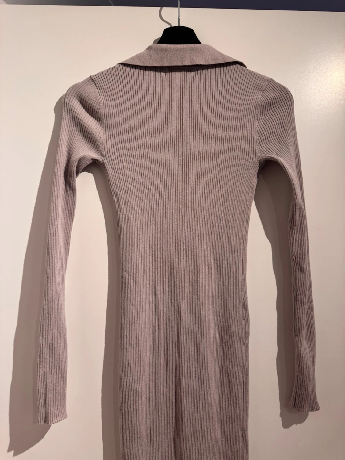 Beige ribbad långklänning med krage - 1
