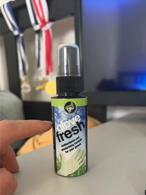 Glove Glu Fresh spray till handskar - Antibakteriell och luktborttagande spray från Glove Glu, speciellt framtagen för att fräscha upp och rengöra målvaktshandskar. Ungefär 70% kvar av Glove glu sprayen. OBS!! Det är inte glove glu lim sprayern utan en rengörings spray för handskarna så att de luktar bättre 