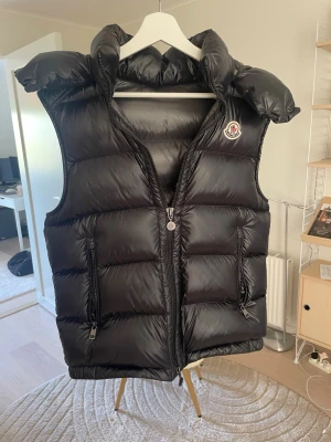 Moncler Bormes väst - Snygg svart dunväst från Moncler. Köpt i Madrid i butik kvitto och allt tillbehör finns och om man vill kan man få med det på köpet. Västen är andvänd en gång alltså helt ny och inga tecken på andvändning. Pris kan diskuteras. Skickas eller möts upp i Göteborg 