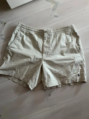 Beige shorts från Polo Ralph Lauren - Snygga beige shorts från Polo Ralph Lauren bra skick